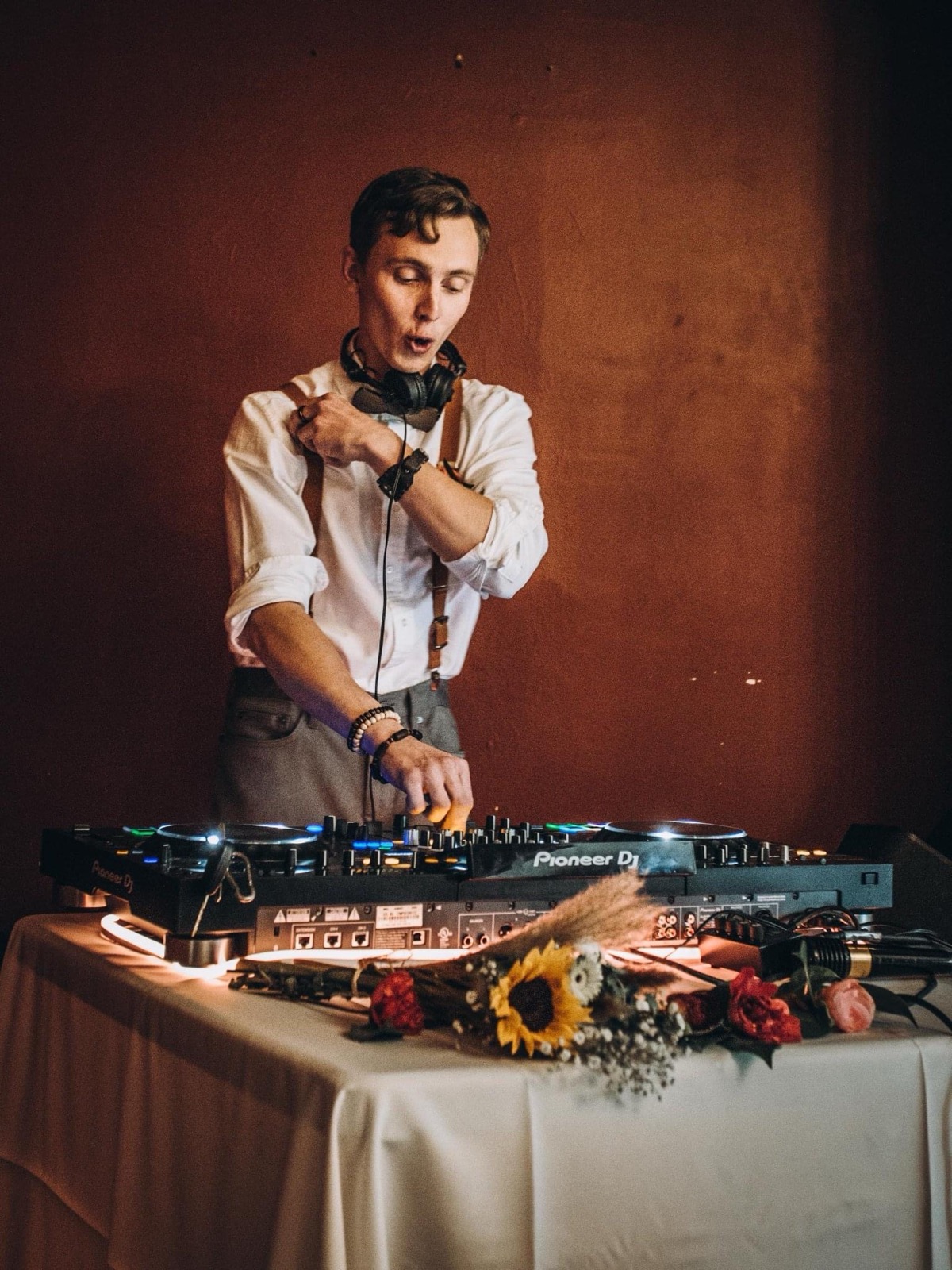 RÚN performing at a wedding